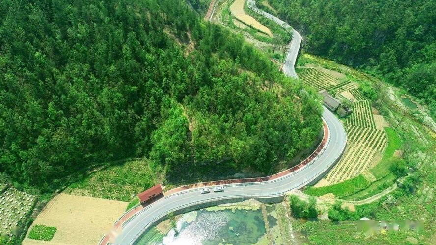 根據(jù)《旅游景區(qū)質(zhì)量等級管理辦法》和《旅游景區(qū)質(zhì)量等級的劃分與評定